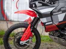 Zvýšení blatníku Altrider, Ducati DesertX, červené (7)