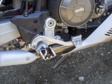 Stupačky Altrider Adventure II, Aprilia Tuareg 660, černé (4)