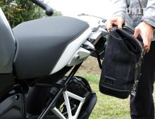 Plátěná boční brašna Unitgarage s nosičem BMW R1200 GS/A LC, R1250 GS/A, levá (4)