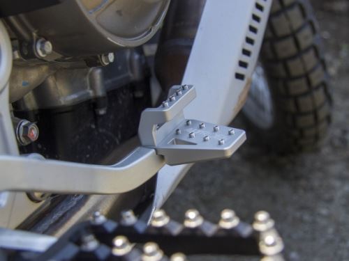 Zvýšení a rozšíření brzdového pedálu AltRider DualControl Aprilia Tuareg 660